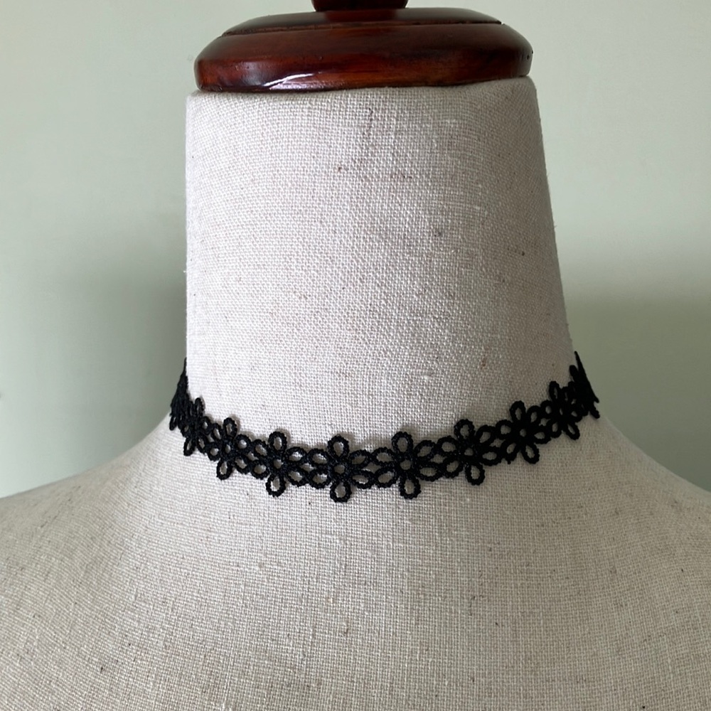 Trendy Black Daisy Flower Lace Choker